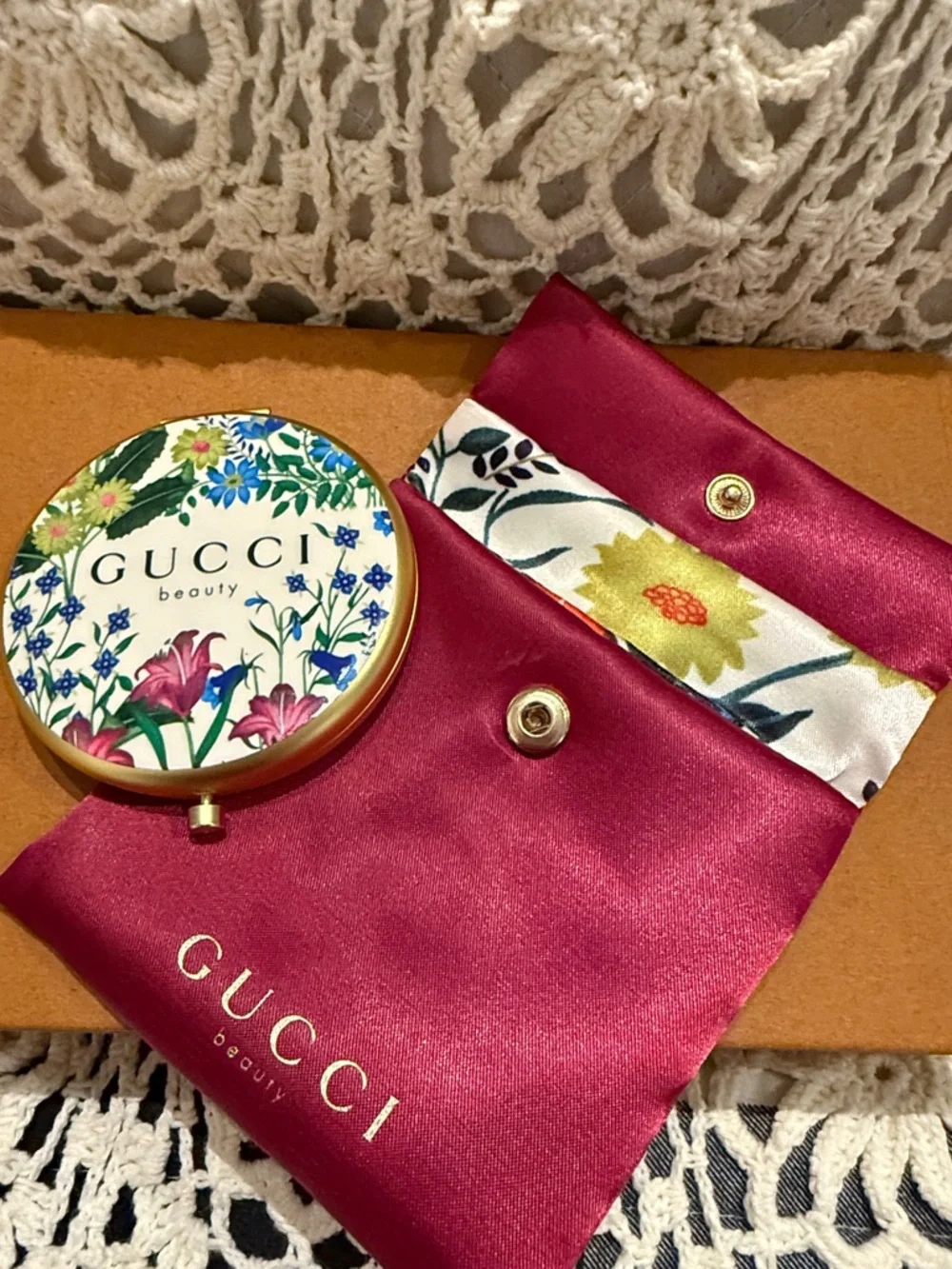 Gucci Floral Compact Mirror with Pink Satin Pouch - Picture 3 of 3